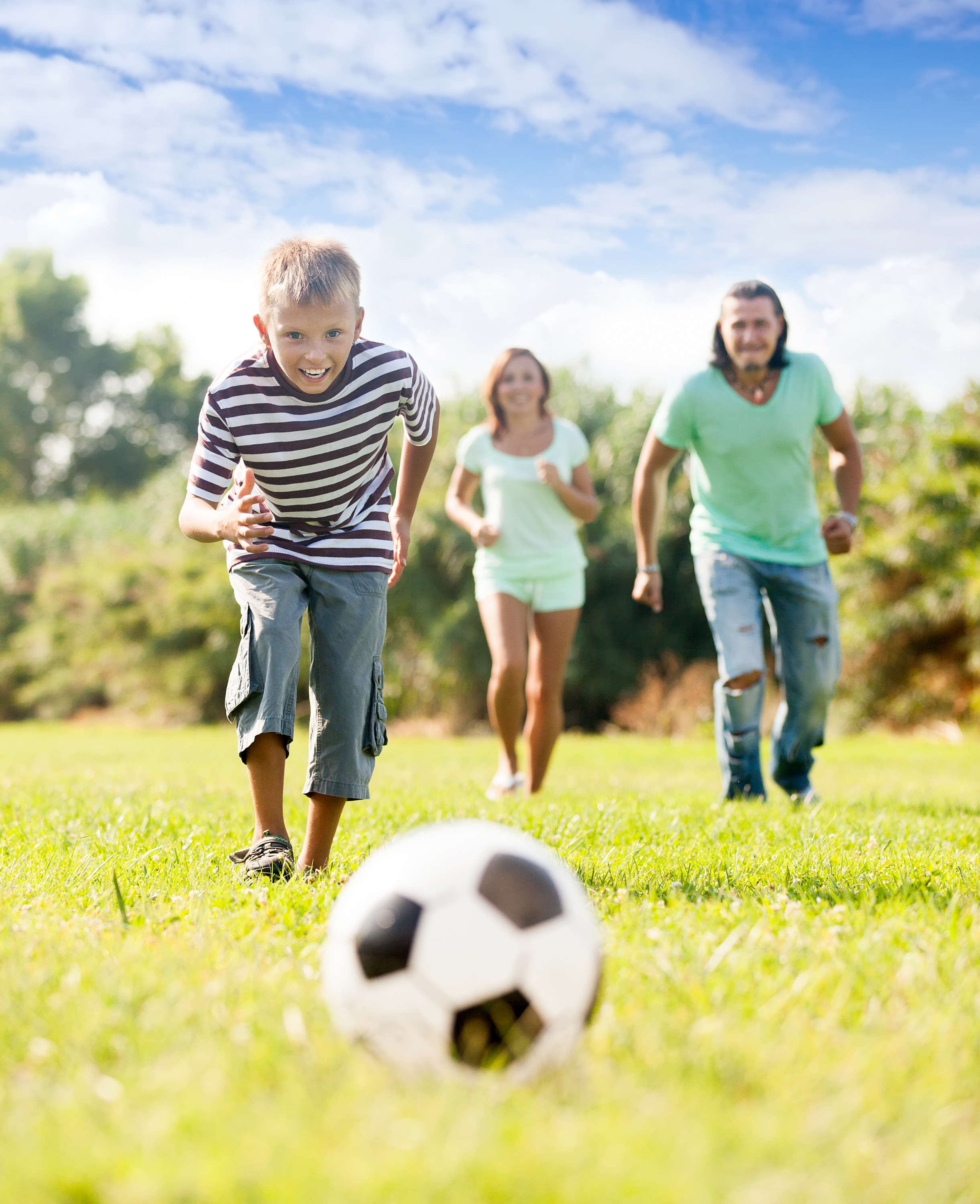 Папа играет в футбол. Футбол на природе. Спортивные и подвижные игры. Спортивная семья. Дети футбол природа.